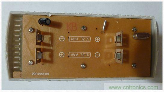 圖4：移開(kāi)電池后的PCB同一面。