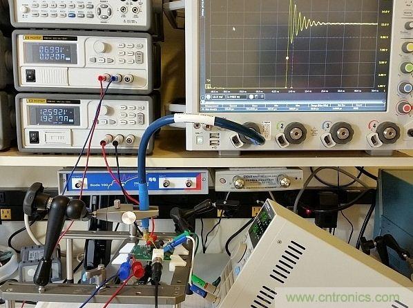 圖3：用于DC/DC轉換器的完整儀器設置展示。測試板輸入電壓調節(jié)至12V，柵極驅動調節(jié)器供電電壓為7V。右下方顯示了負載，Keysight 90000-X示波器、Teledyne Lecroy PP066傳輸線探頭和Huber Suhner Sucoflex 100電纜等也都可以在圖上看見。