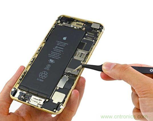 與iPhone 5S相比，電池尺寸更大，電池效率提高了16%。整部手機(jī)看起來(lái)就像一件藝術(shù)品，但看不到太多的內(nèi)部構(gòu)造。（來(lái)源：iFixit）